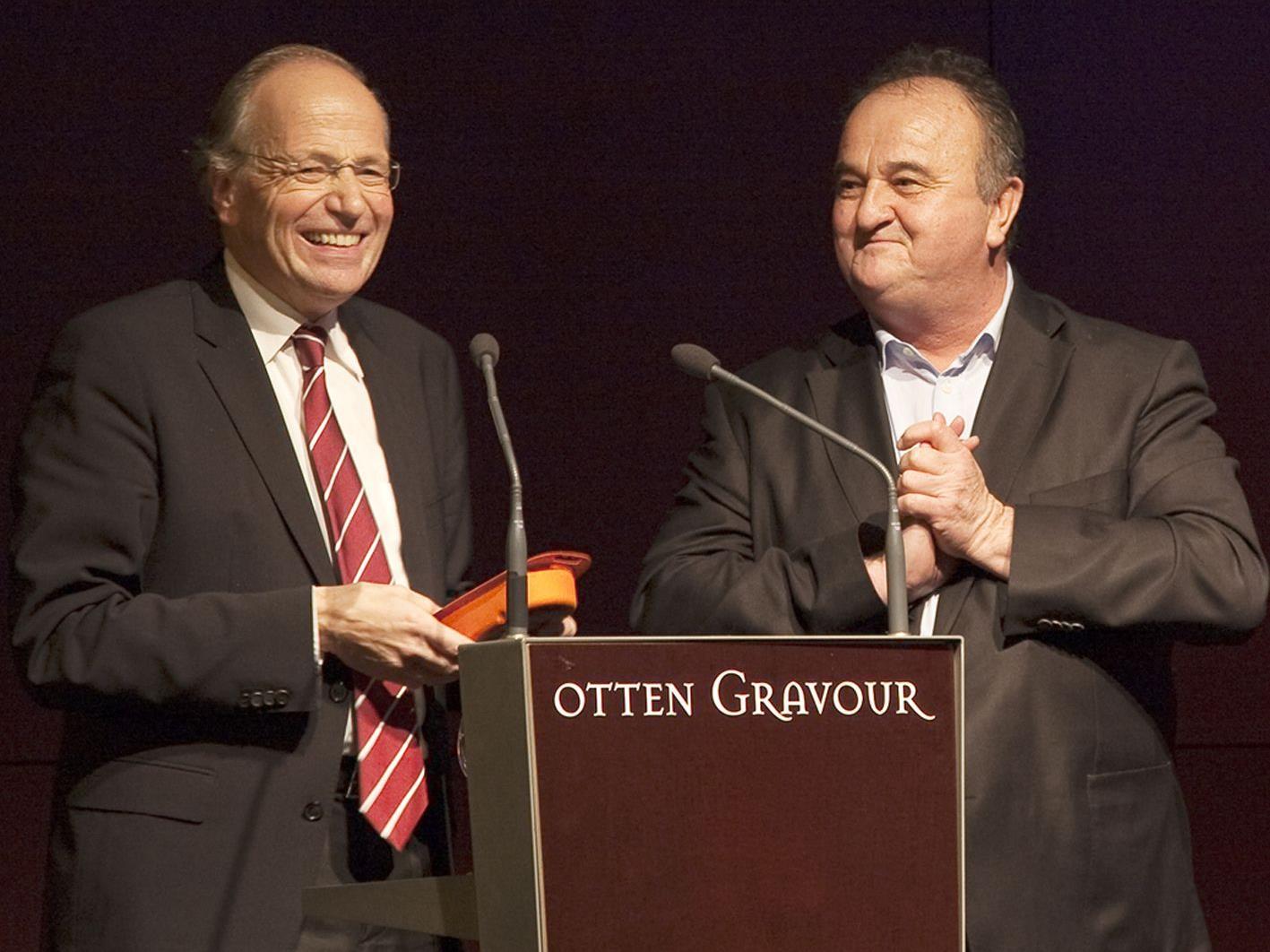 Univ. Prof. Rudolf Taschner (l.), Österr. Wissenschaftler des Jahres 2004, mit GF Johannes Lusser.