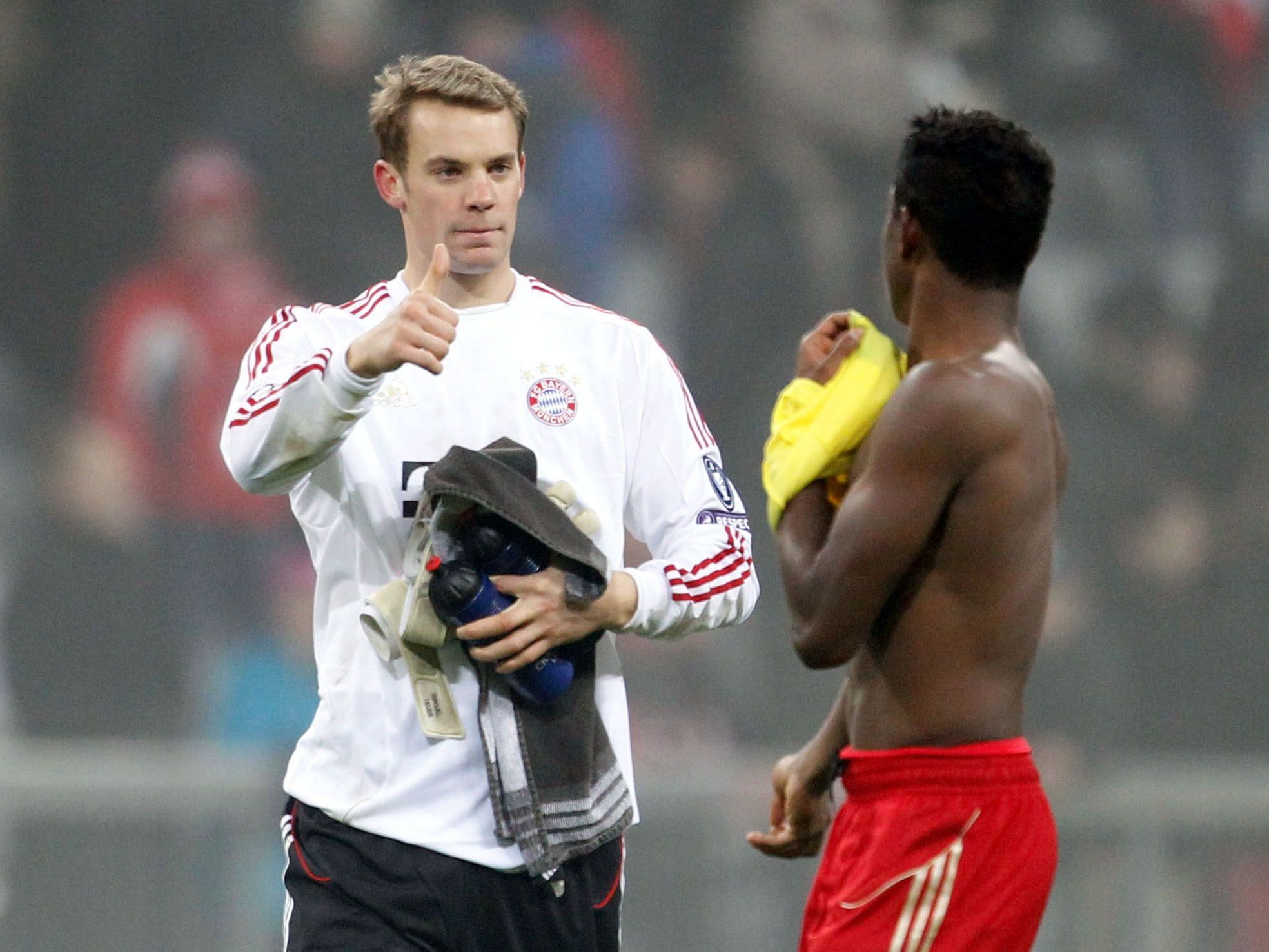 Muenchens Torwart Manuel Neuer (l.) gestikuliert nach dem Spiel in Richtung Muenchens David Alaba mit einem erhobenen Daumen. Muenchens Torwart Manuel Neuer (l.) gestikuliert nach dem Spiel in Richtung Muenchens David Alaba mit einem erhobenen Daumen.