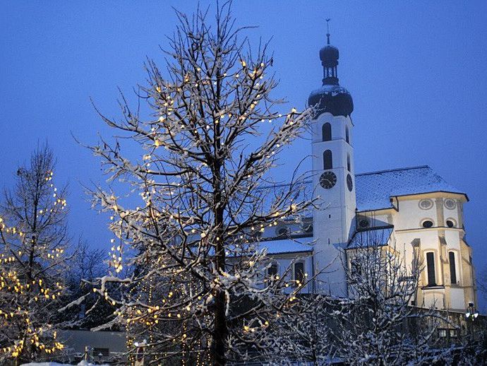 Pfarr- und Wallfahrtskirche Tschagguns am 30. November 2009 Pfarr- und Wallfahrtskirche Tschagguns am 30. November 2009