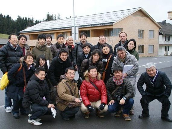 Interessiert am Vorarlberger Passivhaus: Die Gäste aus Japan vor dem Wohngebäude in Krumbach.