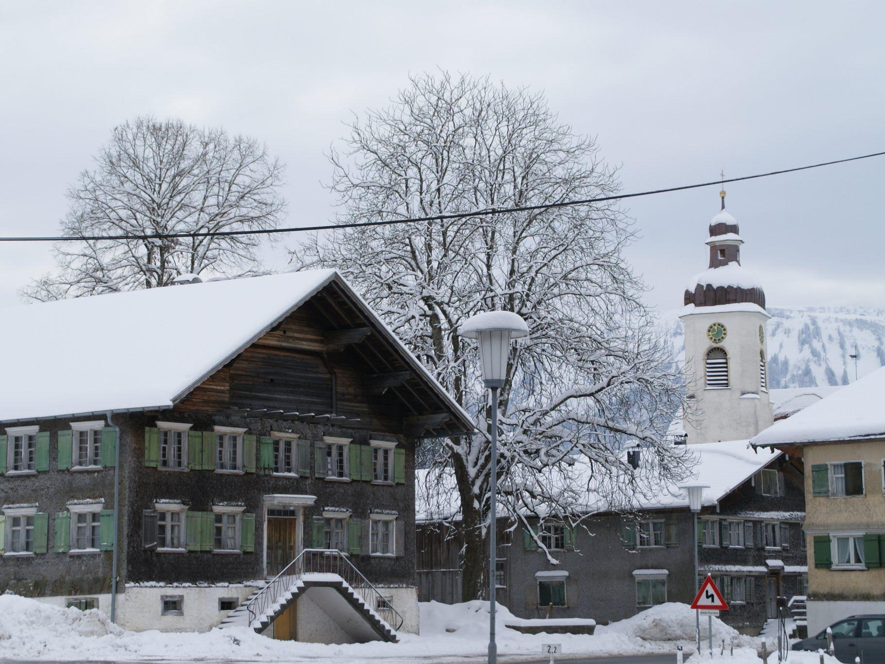 Das Kirchdorf in Langenegg hat sich mit seinen alten Bauernhäusern rund um die Pfarrkirche seine Ursprünglichkiet bewahrt.