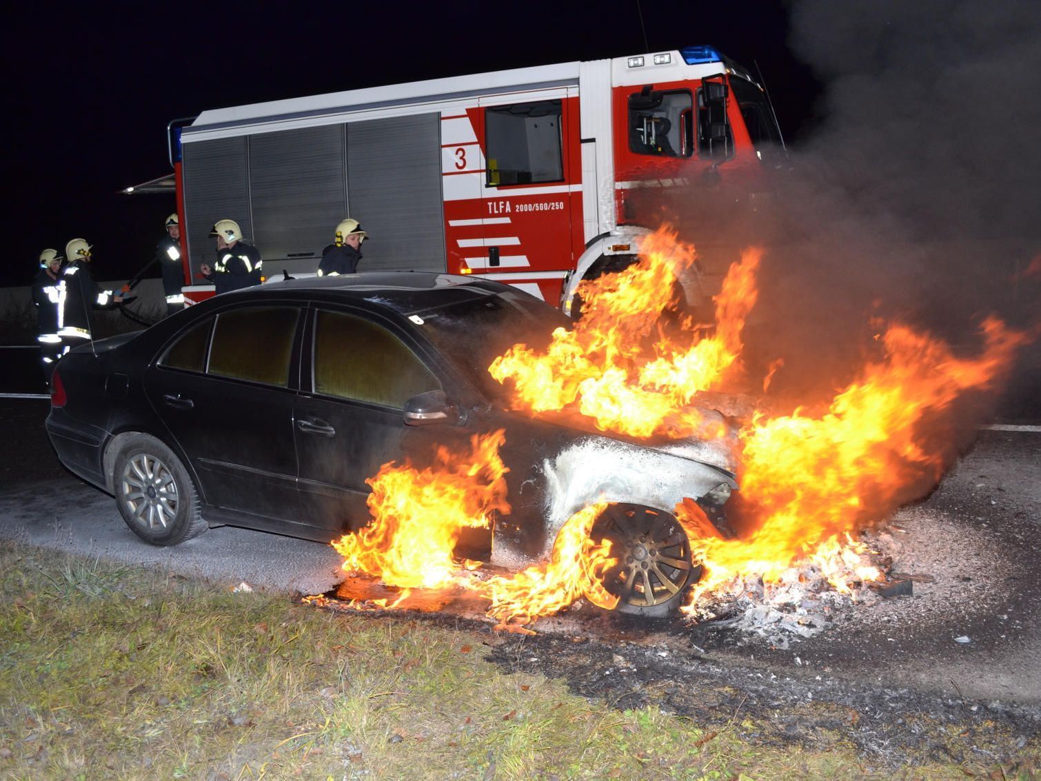 Totalschaden, aber wenigstens keine Verletzten: Mercedes brennt auf der S6. Totalschaden, aber wenigstens keine Verletzten: Mercedes brennt auf der S6.