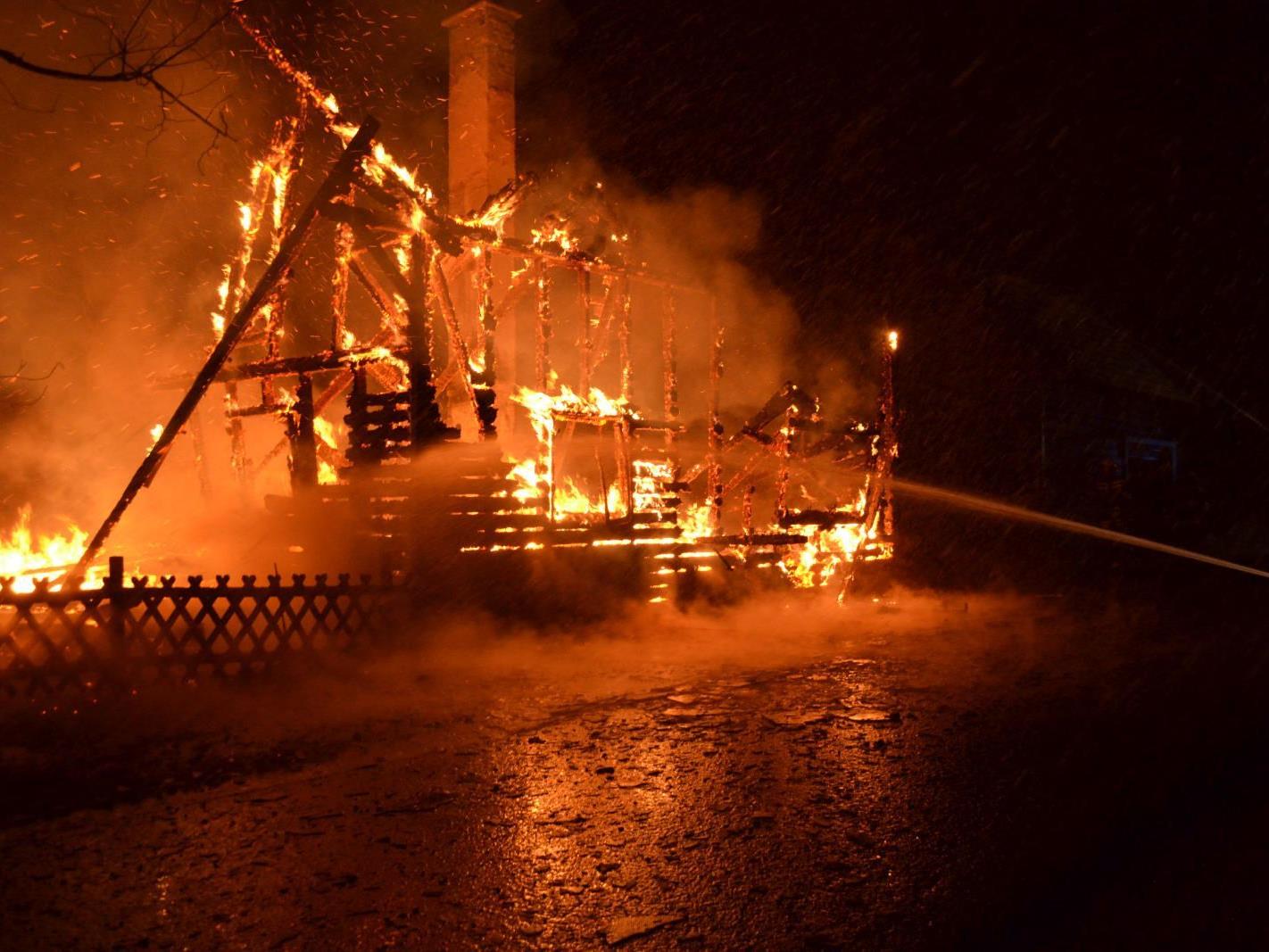 Lichterloh brannte das Holzhaus, als die Feuerwehren eintrafen.