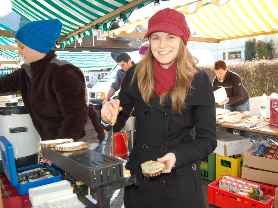 Raclettebrot – ein Klassiker auf dem Weihnachtsmarkt. Raclettebrot – ein Klassiker auf dem Weihnachtsmarkt.