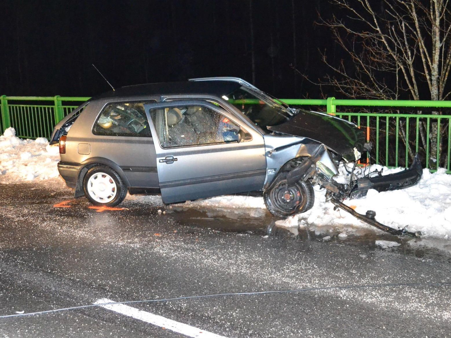 Zu einem schweren Verkehrsunfall kam es bei Neunkirchen/NÖ Zu einem schweren Verkehrsunfall kam es bei Neunkirchen/NÖ