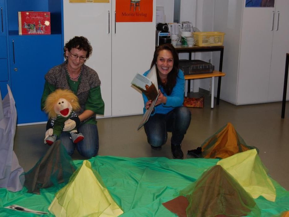 Fasziniert verfolgten die Kinder die Geschichte der Mäuse und des Riesen. Fasziniert verfolgten die Kinder die Geschichte der Mäuse und des Riesen.