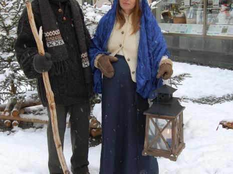 Josef und Maria machten sich mit der Kinderschar als Gefolge auf den Weg. Josef und Maria machten sich mit der Kinderschar als Gefolge auf den Weg.