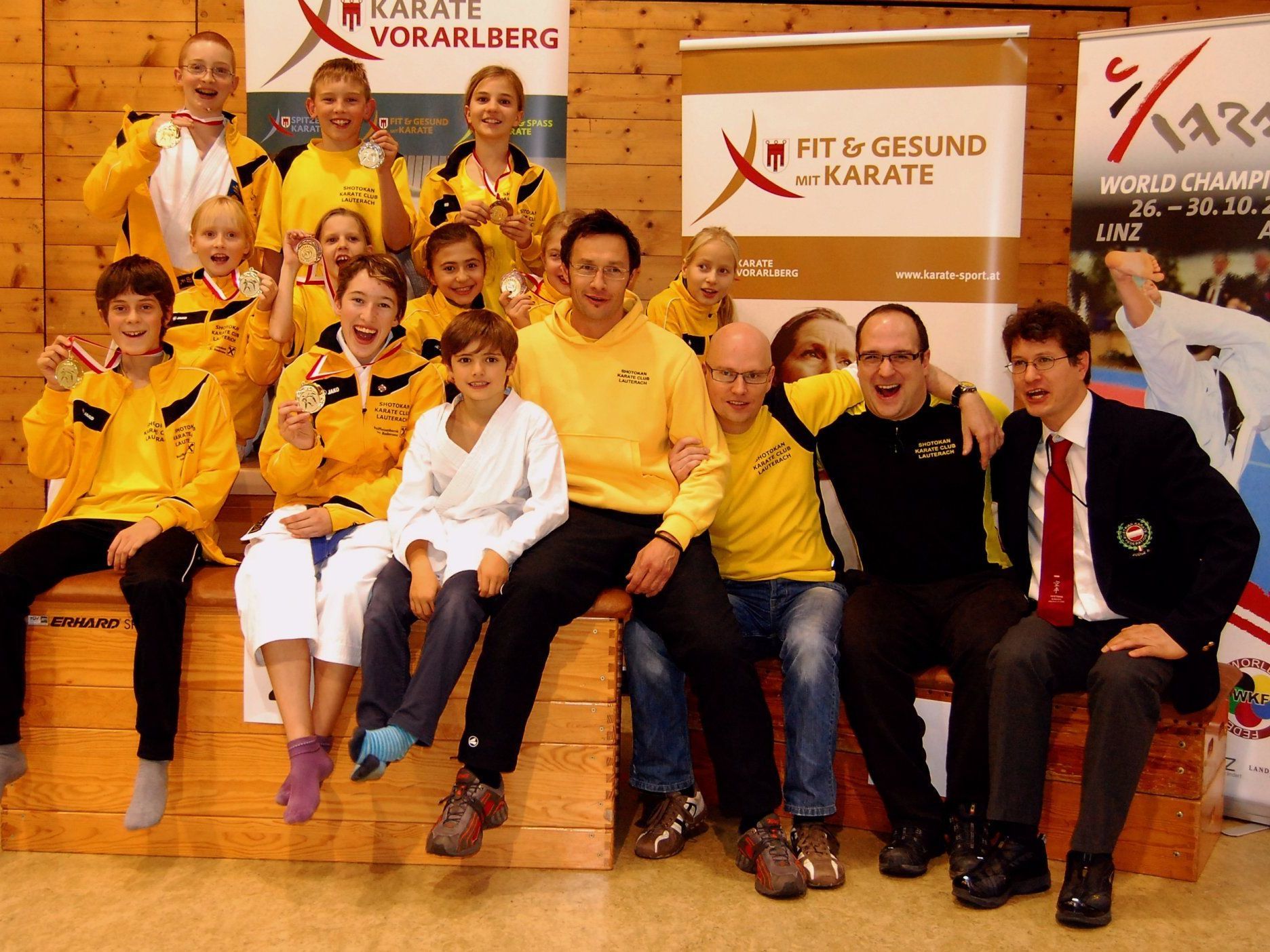 die Medaillengewinner mit dem Betreuerteam des KCL die Medaillengewinner mit dem Betreuerteam des KCL