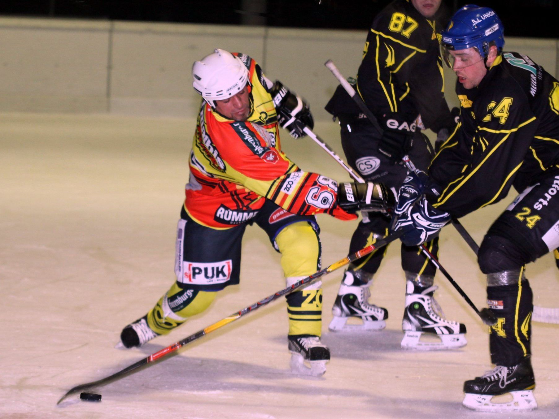 Meister Hohenems gewinnt gegen Montafon knapp mit 5:4-Toren. Meister Hohenems gewinnt gegen Montafon knapp mit 5:4-Toren.