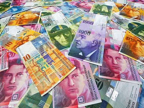 Ausländische Investoren müssten bei Franken-Kauf Zins bezahlen. Ausländische Investoren müssten bei Franken-Kauf Zins bezahlen.