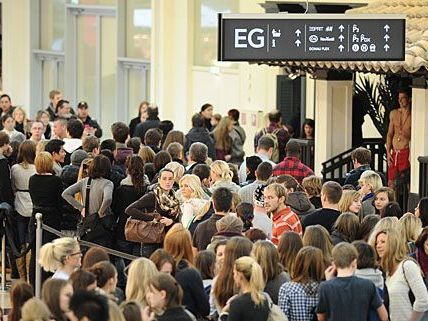 Im Donauzentrum drängten sich begeisterte Fans bei der Eröffnung des ersten Hollister-Shops Im Donauzentrum drängten sich begeisterte Fans bei der Eröffnung des ersten Hollister-Shops