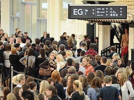 Im Donauzentrum drängten sich begeisterte Fans bei der Eröffnung des ersten Hollister-Shops