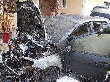 Der betroffene Mercedes bagann im Bezirk Neunkirchen zu brennen und wurde schwer beschädigt