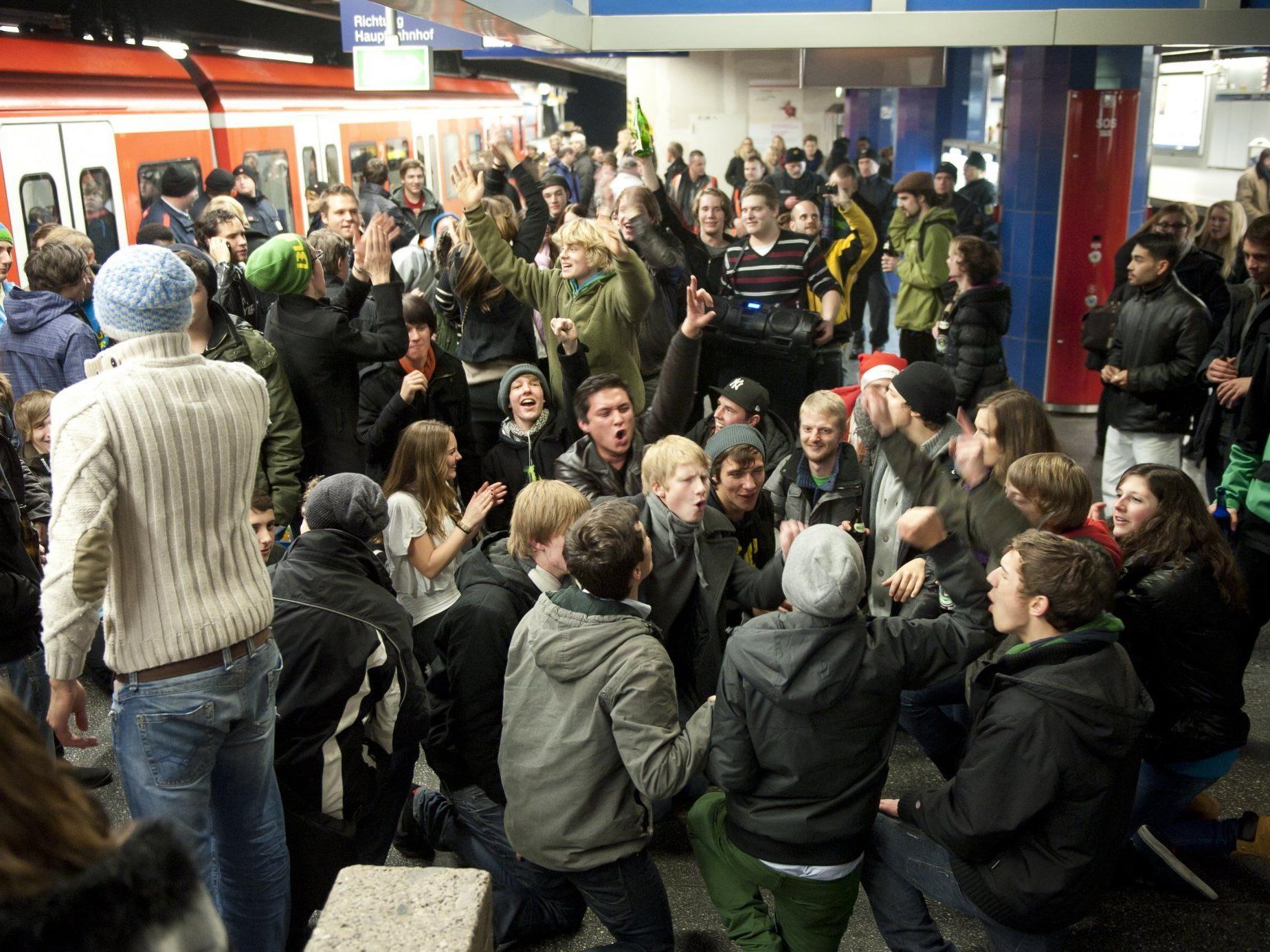 Jugendliche veranstalteten ein "Abschiedstrinken" in den Münchner S-Bahnen.
