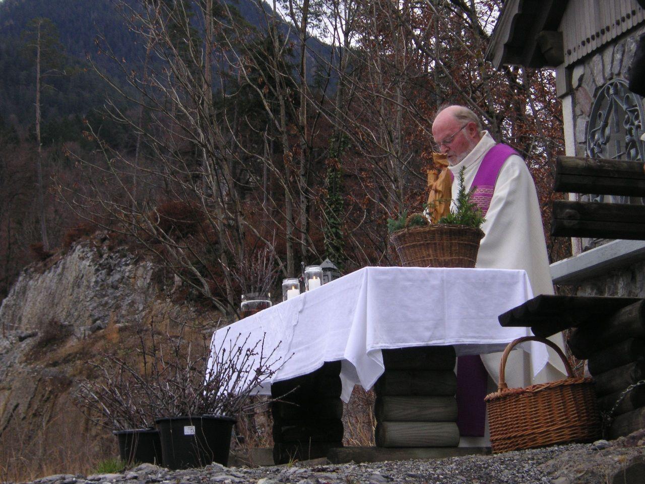 Pfarrer Josef Bertsch feierte eine Barbaramesse im Steinbruch