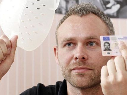 Dass der bekennende Pastafari Niko Alm auf seinem Führerschein Nudelsieb trägt, war erst der Anfang ... Dass der bekennende Pastafari Niko Alm auf seinem Führerschein Nudelsieb trägt, war erst der Anfang ...