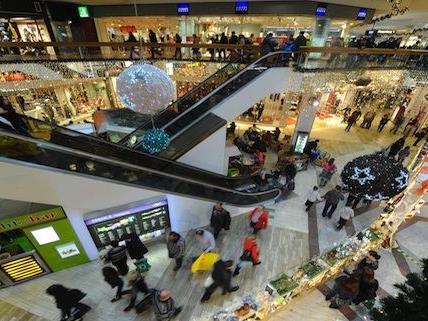 Zahlreiche Wiener strömten zum Einkaufen am 8. Dezember auch in die SCS