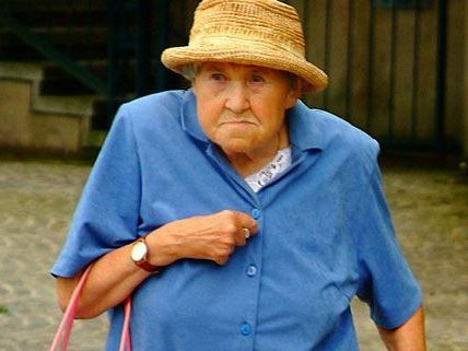 Übergriff beim Kirchgang: Einer 88-Jährigen wurde ihre Tasche geraubt Übergriff beim Kirchgang: Einer 88-Jährigen wurde ihre Tasche geraubt
