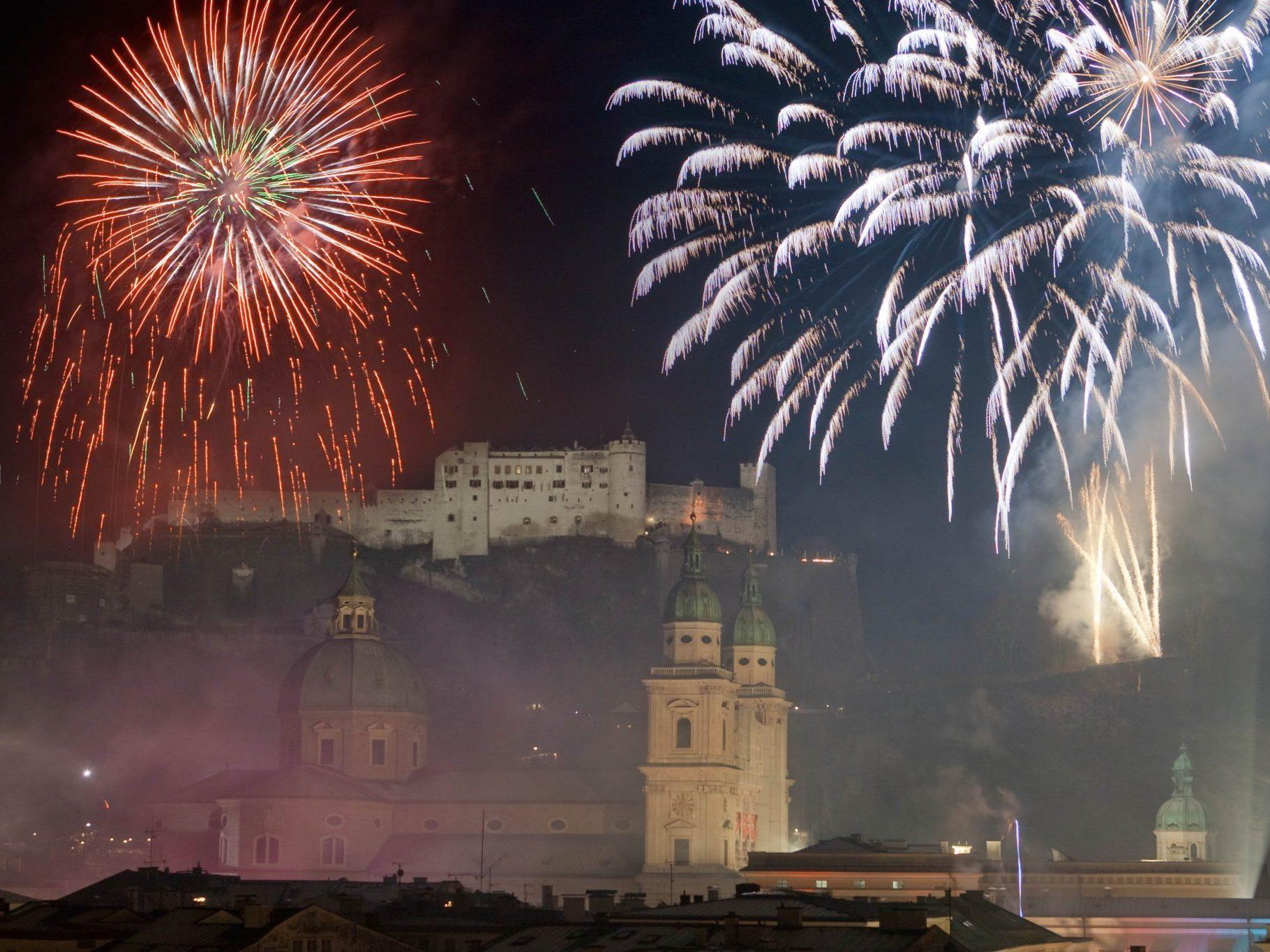 Ein spektakuläres Feuerwerk über der Salzburger Altstadt leutet das Jahr 2011 ein.