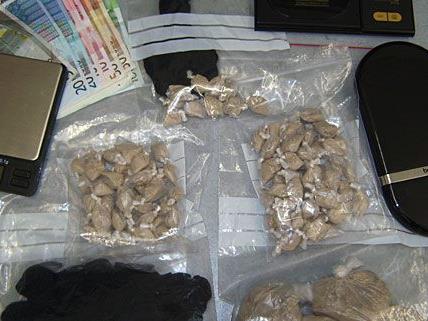 Große Mengen Suchtgift, vor allem Heroin und Kokain, wurden bei den Beschuldigten sichergestellt