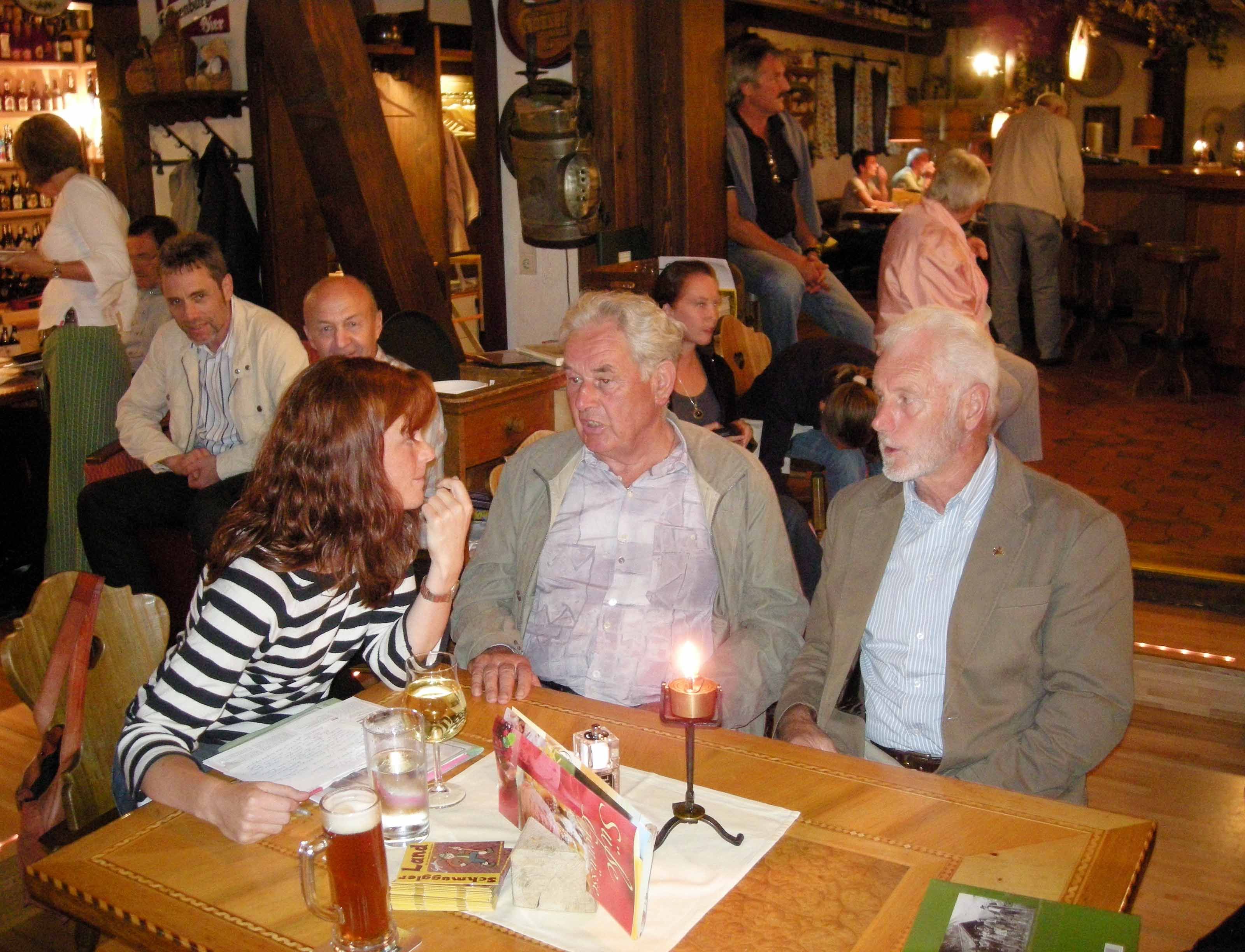 Projektleiterin Edith Hessenberger und Helmut Dobler bei einem Zeitzeugenabend 2008 Projektleiterin Edith Hessenberger und Helmut Dobler bei einem Zeitzeugenabend 2008