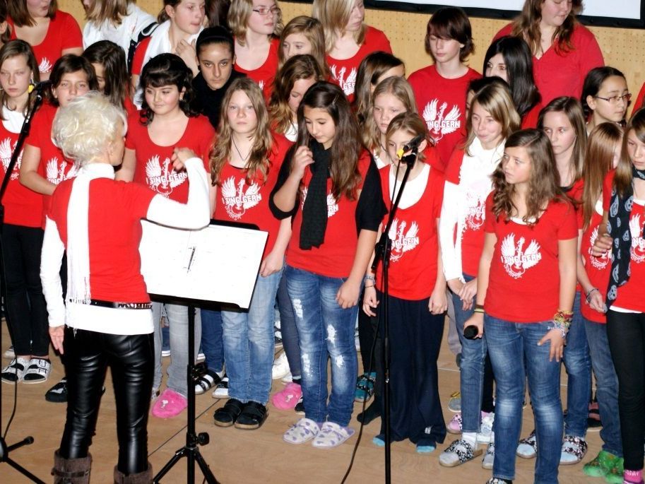 Die Schüler im Schul-T-Shirt Die Schüler im Schul-T-Shirt
