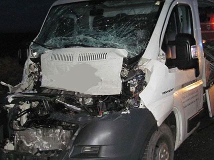 Bei dem Unfall auf der B4 kollidierten zwei Pritschenwagen Bei dem Unfall auf der B4 kollidierten zwei Pritschenwagen