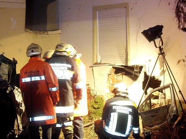 In Obritz krachte ein Pkw in ein Haus- der Unfall forderte ein Todesopfer