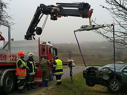 Die Feuerwehr musste den beschädigten Pkw von der Unfallstelle in Tulln bergen