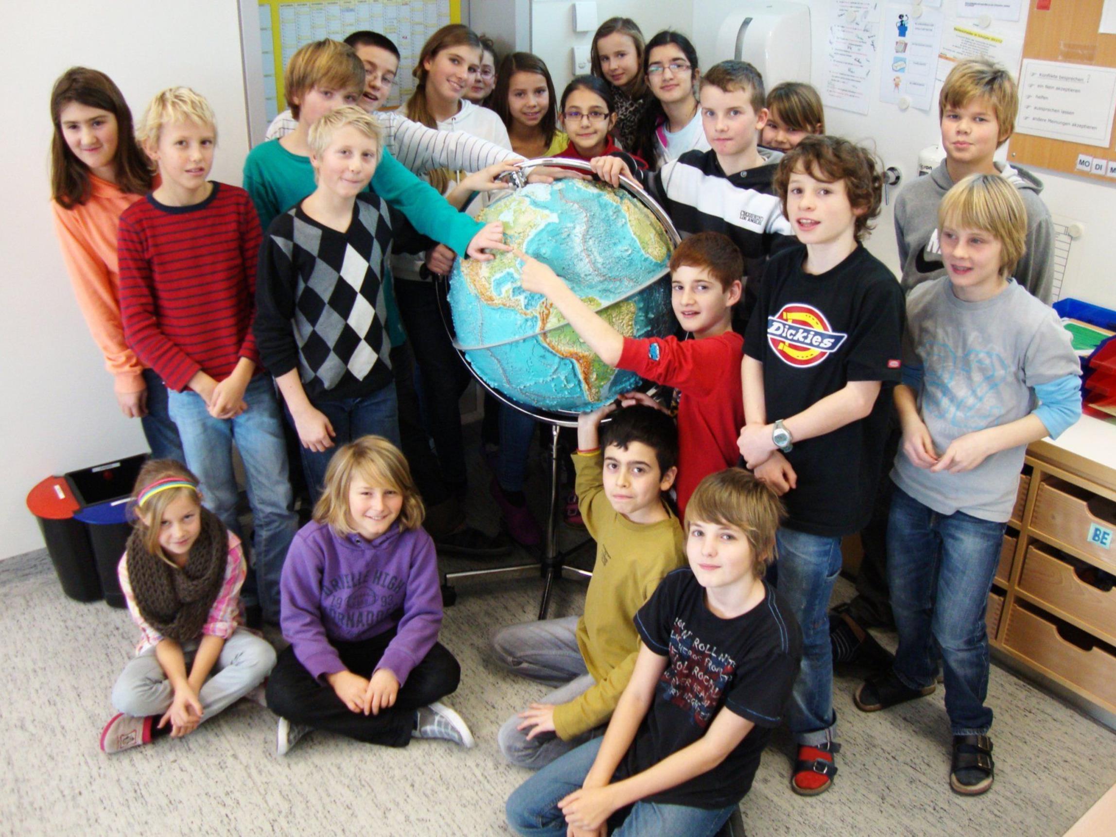 Die Schülerinnen und Schüler der Mittelschule Höchst bei ihrer „Reise um die Welt".