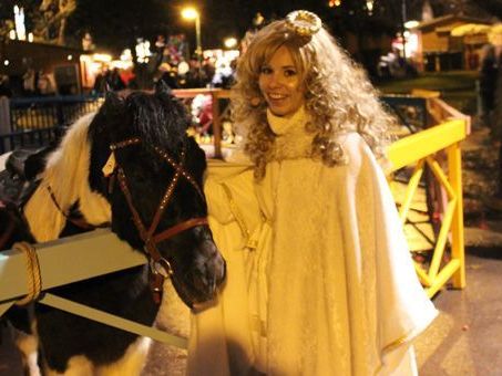 Wir begleiteten das Wiener Christkind einen Abend lang. Wir begleiteten das Wiener Christkind einen Abend lang.