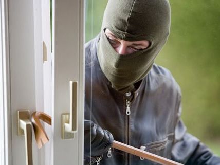 Ein Serieneinbrecher konnte festgenommen werden. Gestohlenen Schmuck verschenkte er an eine Freundin. Ein Serieneinbrecher konnte festgenommen werden. Gestohlenen Schmuck verschenkte er an eine Freundin.