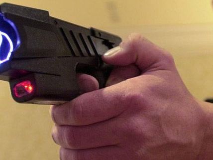 Raubüberfall in Wien-Liesing: Ein 74-Jähriger wurde mit einem Elektroschocker angegriffen. Raubüberfall in Wien-Liesing: Ein 74-Jähriger wurde mit einem Elektroschocker angegriffen.