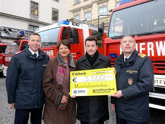 Spendenübergabe an den Mannschaftsfonds der Feuerwehr: Personalvertreter Heinz Altenburger (MA 68), Vbgm.in Renate Brauner, CEO René Benko und Branddirektor Gerald Hillinger Spendenübergabe an den Mannschaftsfonds der Feuerwehr: Personalvertreter Heinz Altenburger (MA 68), Vbgm.in Renate Brauner, CEO René Benko und Branddirektor Gerald Hillinger