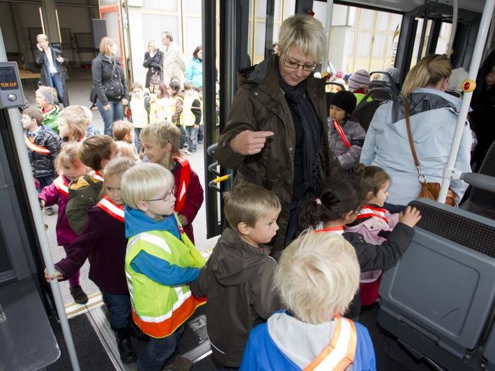 Die öffentlichen Verkehrsmittel werden immer beliebter. Die öffentlichen Verkehrsmittel werden immer beliebter.