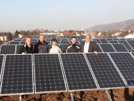 In luftiger Höhe erläutern die Techniker Ruhm und D’Onofrio, Bgm. Rhomberg, Peter Sonnweber und Haustechniker Daniel Schwärzler das Projekt. In luftiger Höhe erläutern die Techniker Ruhm und D’Onofrio, Bgm. Rhomberg, Peter Sonnweber und Haustechniker Daniel Schwärzler das Projekt.