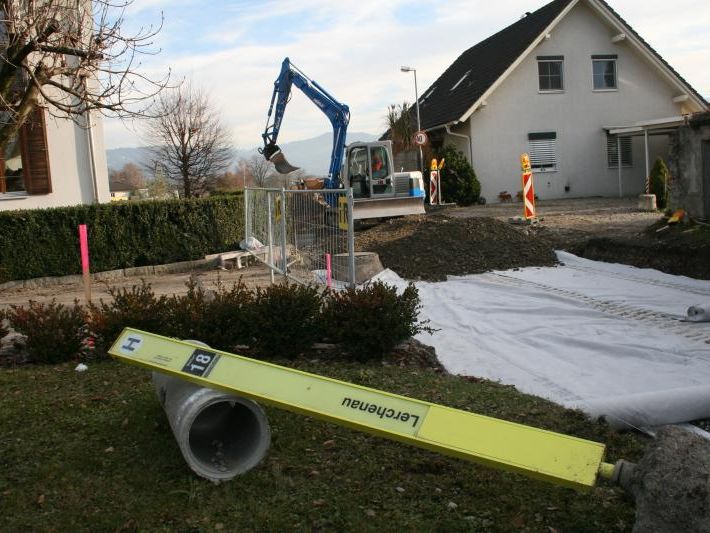 Auch das bisherige Provisorium der Bushaltestelle wird im Zuge des Straßenneubaus zeitgemäßer gestaltet. Auch das bisherige Provisorium der Bushaltestelle wird im Zuge des Straßenneubaus zeitgemäßer gestaltet.