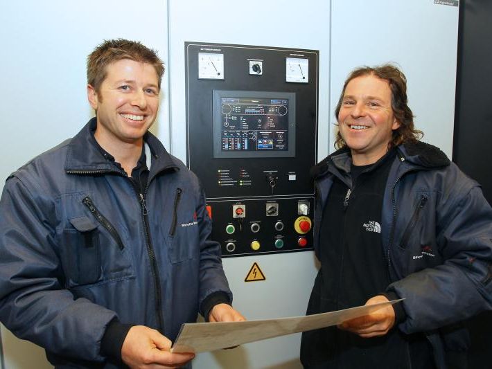 Roman Sandrell mit einem seiner Mitarbeiter, Jürgen Stuppnik. Roman Sandrell mit einem seiner Mitarbeiter, Jürgen Stuppnik.