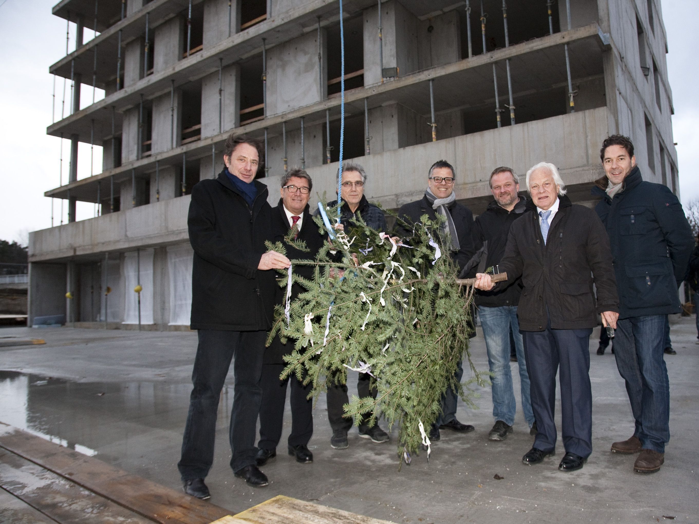 Feierten einen weiteren erfolgreichen Bauabschnitt: (von links) Architekt Christian Matt, Wilhelm Muzyczyn (Alpenländische Heimstätte), Hans Schiller (Wohnbauselbsthilfe), Roland Frühstück (ÖVP Klubobmann), Hansjörg Österle (Vogewosi), Günter Schertler und Alexander Stuchly von i + R Schertler-Alge. Feierten einen weiteren erfolgreichen Bauabschnitt: (von links) Architekt Christian Matt, Wilhelm Muzyczyn (Alpenländische Heimstätte), Hans Schiller (Wohnbauselbsthilfe), Roland Frühstück (ÖVP Klubobmann), Hansjörg Österle (Vogewosi), Günter Schertler und Alexander Stuchly von i + R Schertler-Alge.