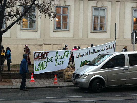 Die Demonstranten vor der rumänische Botschaft in Wieden.