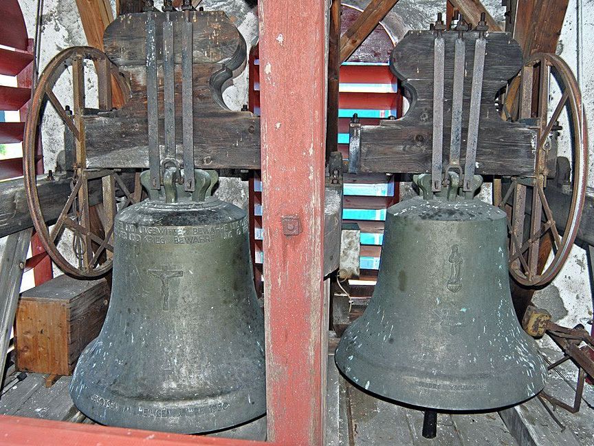 Zwei der fünf Glocken im Turm der Pfarrkirche Tschagguns, 31. Juli 2007 Zwei der fünf Glocken im Turm der Pfarrkirche Tschagguns, 31. Juli 2007