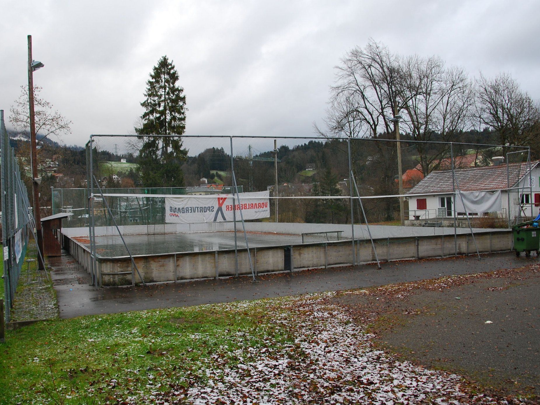 Der Rollhockeyplatz wird mit einer Tonnendach-Halle überbaut. Der Rollhockeyplatz wird mit einer Tonnendach-Halle überbaut.