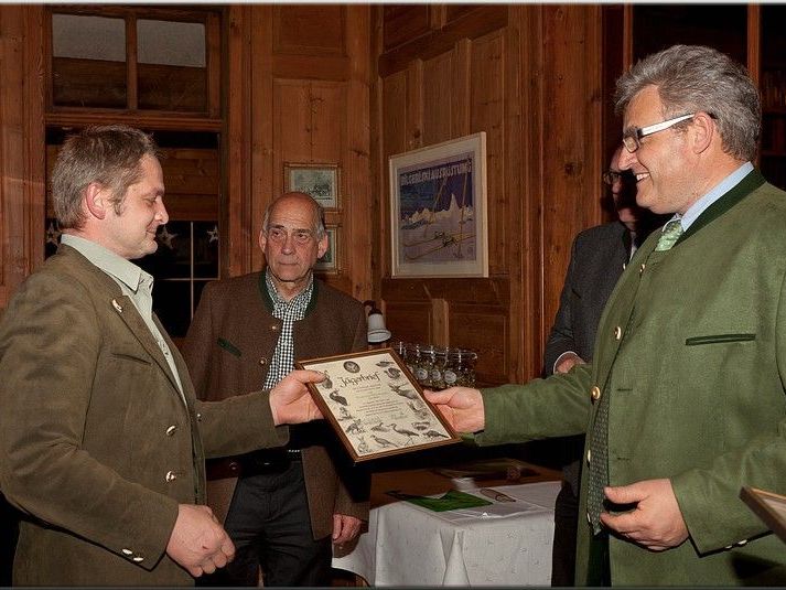 Bezirks-Jägermeister Hans Metzler überreicht den Jungjägern den Jägerbrief Bezirks-Jägermeister Hans Metzler überreicht den Jungjägern den Jägerbrief