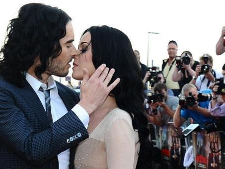 Katy Perry und Russel Brand lassen sich nach nur 14 Monaten Ehe scheiden.