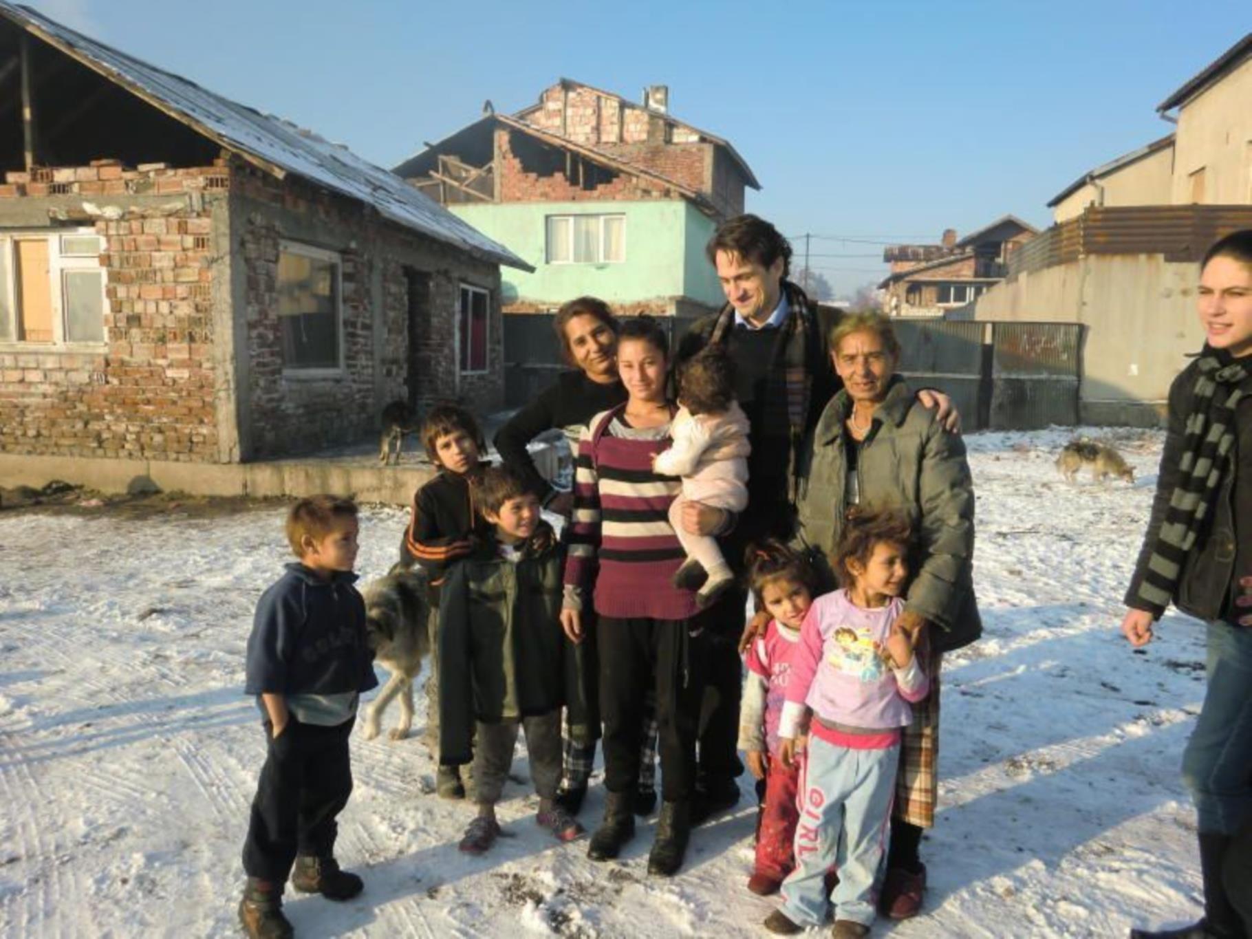 Markus Inama mit Bewohnern eines Armenviertels der bulgarischen Hauptstadt Sofia.