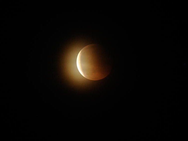 Wolken verhinderten eine ungetrübte Sicht auf die Mondfinsternis am Samstag. Wolken verhinderten eine ungetrübte Sicht auf die Mondfinsternis am Samstag.