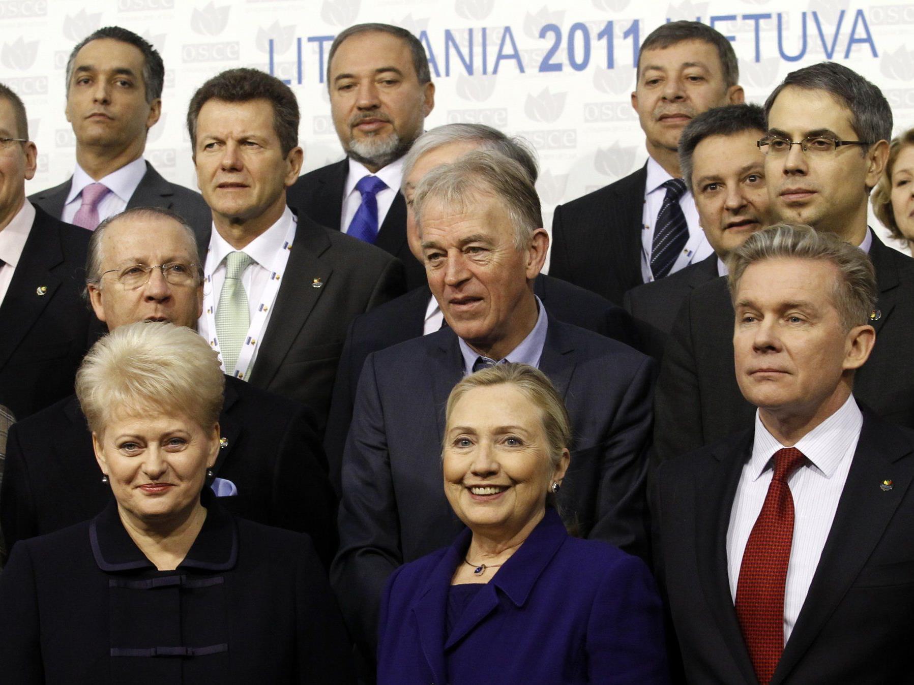 US-Außenministerin Hillary Clinton (m) kritisierte Weißrussland, Russland und die Ukraine.