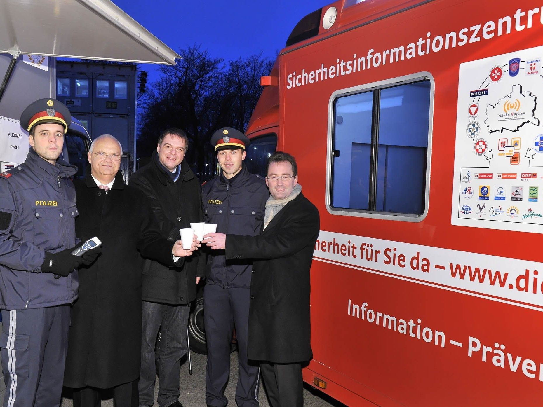 Der sichererste Punschstand Wiens: Besuch von Landtagspräsident Kopietz und Polizeipräsident Pürstl Der sichererste Punschstand Wiens: Besuch von Landtagspräsident Kopietz und Polizeipräsident Pürstl