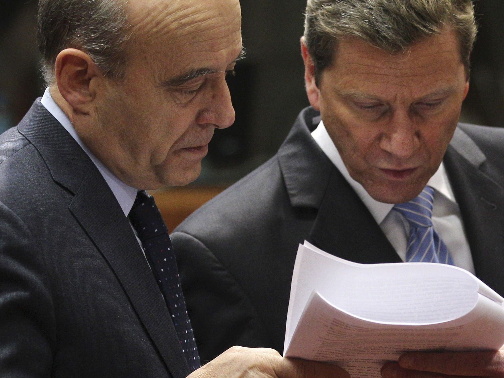 Frankreichs Außenminister Juppe (l.) und der deutsche Außenminister Westerwelle bei den Beratungen. Frankreichs Außenminister Juppe (l.) und der deutsche Außenminister Westerwelle bei den Beratungen.