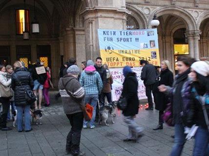 Vor der Wiener Oper wurde gegen die Hundetötungen in der Urkraine demonstriert.